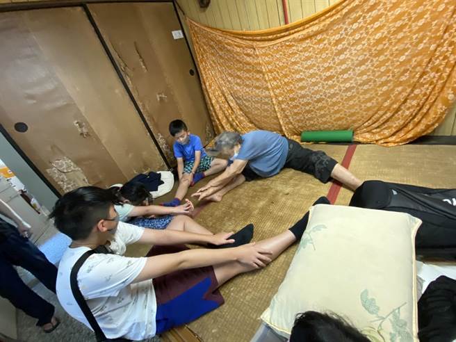 来自桃园西门国小与花莲明义国小的学生来到花莲市一家长照机构，透过探视长照服务的高龄者与家属，实践「童银共学」。（西门国小陈宏嘉老师提供／李侑珊台北传真）