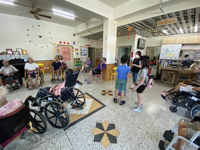 来自桃园西门国小与花莲明义国小的学生来到花莲市一家长照机构，透过探视长照服务的高龄者与家属，实践「童银共学」。（西门国小陈宏嘉老师提供／李侑珊台北传真）