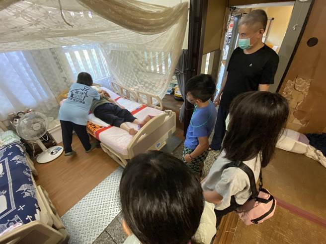 来自桃园西门国小与花莲明义国小的学生来到花莲市一家长照机构，透过探视长照服务的高龄者与家属，实践「童银共学」。（西门国小陈宏嘉老师提供／李侑珊台北传真）