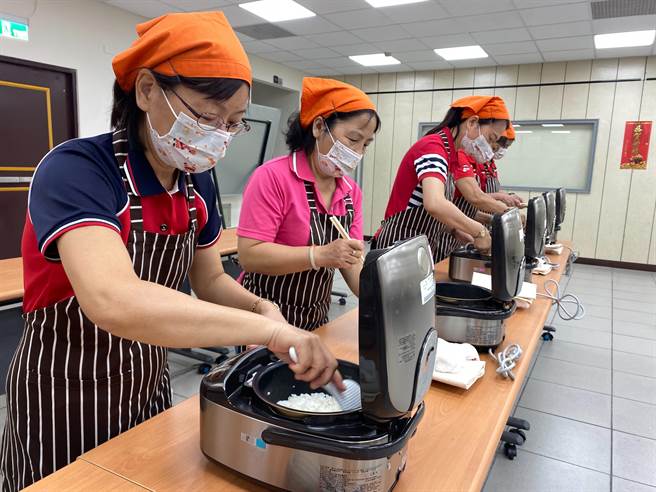 家政媽媽負責煮米，過程非常嚴謹講究。（張亦惠攝）