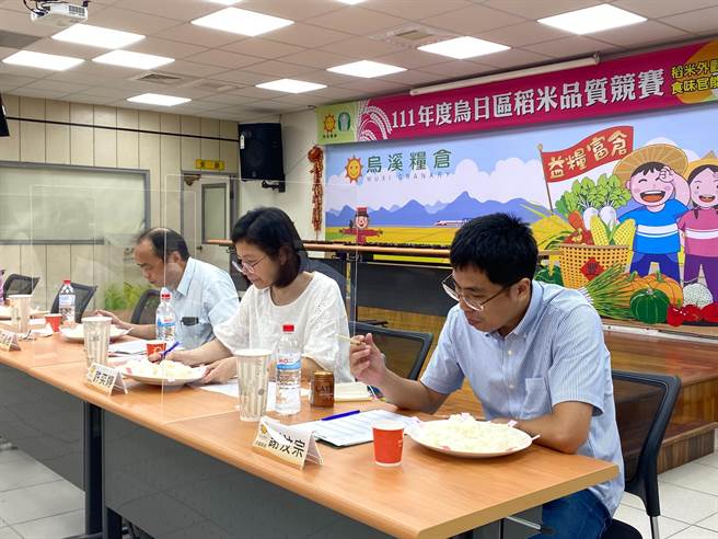 評審品嚐煮好的米飯並給出分數。（張亦惠攝）