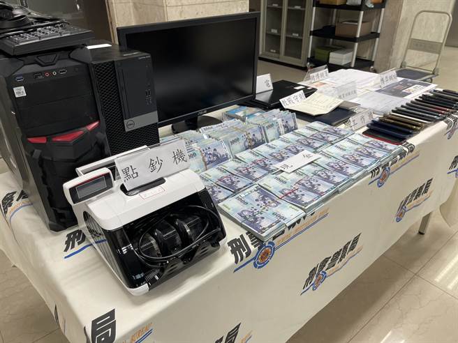 警方查扣1095万多元、电脑主机、公司资料等赃证物。（翻摄照片／林郁平台北传真）