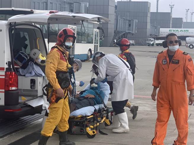 女领队高山症发作被救下山并送医。（空勤总队提供／陈淑娥台中传真）