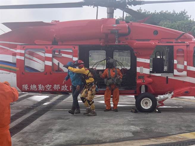 女领队高山症发作被救下山并送医。（空勤总队提供／陈淑娥台中传真）