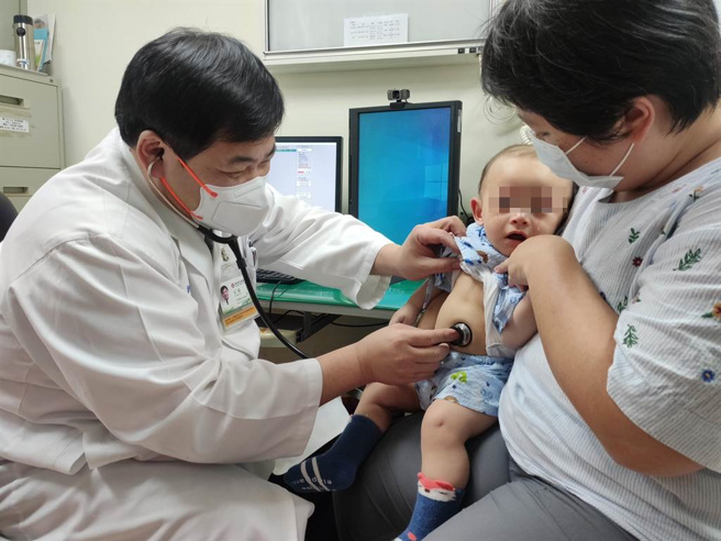 馬偕兒童醫院醫務部主任紀鑫提醒，6個月到5歲是常規預防接種較密集的階段，可和新冠疫苗同時接種，但須打在不同部位。（馬偕醫院提供）