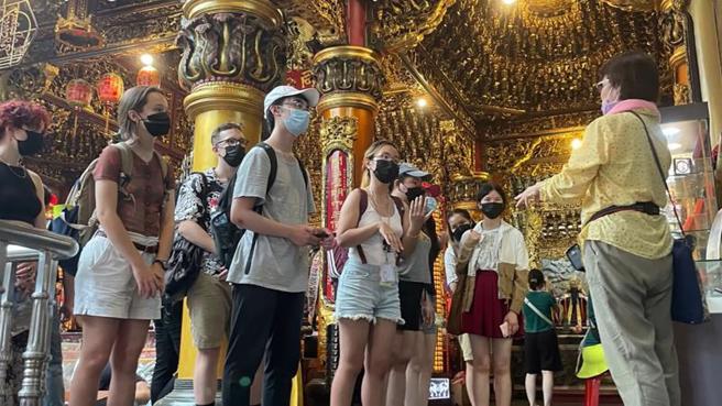  加州大學爾灣分校（UCI）學生透過台美的教育合作計畫，到台南的國立成功大學進行10週的交流，學習華語並到高中指導英語。圖為美國大學生參觀安平開台天后宮。（圖/ 中央社）