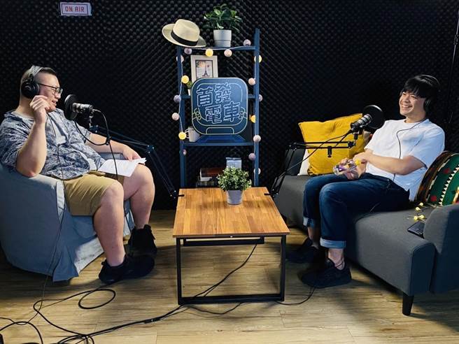 「首發電車」首集節目邀來金馬最佳紀錄短片導演林佑恩（右），分享如何進入鄉村失學青年的生活，並共同創作的故事。（青年局提供／蔡明亘桃園傳真）