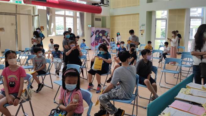 ，市府30日于29所学校再开设「莫德纳婴幼儿疫苗快打站」，提供年满6个月至5岁婴幼儿疫苗接种，其中有27校为上午8时至12时、2校为下午1时至4时提供接种服务。（图为在国小接种，本报资料照片）