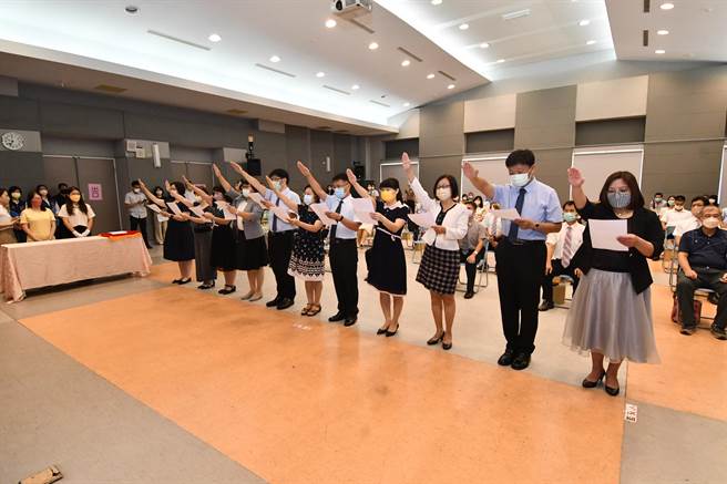 彰化县111学年度中小学校长交接典29日上午在民生国小仁爱楼音乐厅举行，县长王惠美主持。（吴敏菁摄）