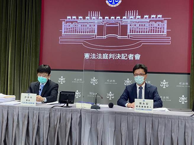 图左宪法法庭书记厅长许辰舟，及图右司法院发言人张永宏。（林伟信摄）