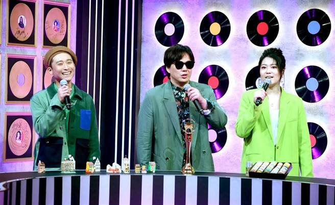 萧煌奇、浩子与曹雅雯带来对自己别具意义的收藏。（华视提供）