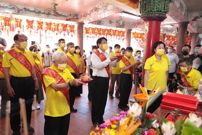 基隆市长林右昌29日与中元祭主普的黄姓宗亲会共同在老大公庙进行开龛门科仪。（基隆市政府提供／张志康基隆传真）