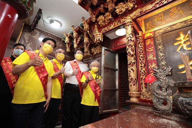 今年炉主黄大铭（右一）、基隆市长林右昌（右二）、基隆市议长蔡旺琏（左二）与立委蔡适应（左一）共同开龛门。（基隆市政府提供／张志康基隆传真）