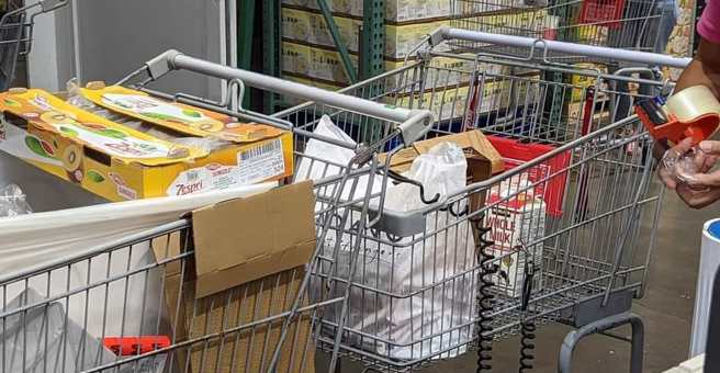 1名網友憤怒表示，他看到前方阿北1口氣退了12瓶鮮奶，憤怒發文：「根本就是浪費食物啊」。（圖／翻攝自COSTCO 好市多 商品消費心得分享區）