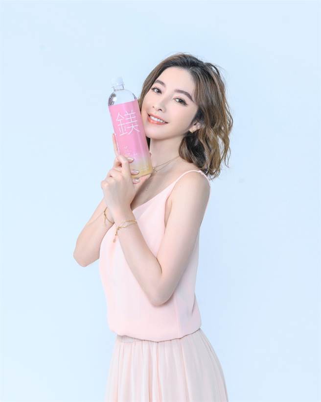 许维恩乐当斜杠人妻。（维恩原创提供）