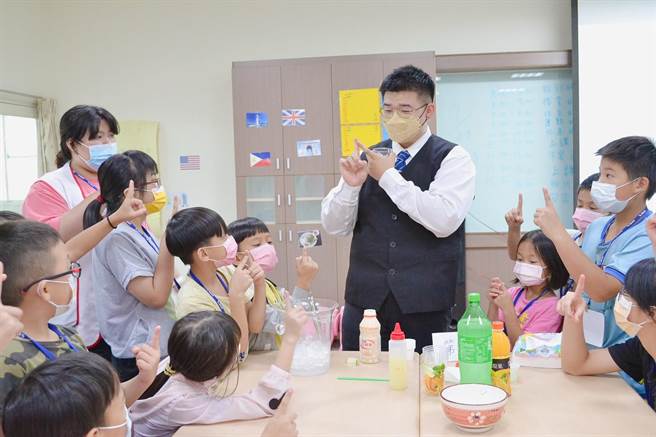 曾受苗栗家扶中心青少年营队培力成长的阿俊，今年回到家扶中心担任调酒讲师替弱势孩子上课。（苗栗家扶中心提供／谢明俊苗栗传真）