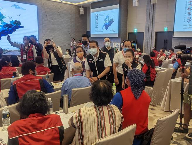 新北市長侯友宜今日受訪時表示，關心市政的同時也要了解市政，新北市這幾年已經跟以前大為不同，更說新北市府向來是「起而行，而不是坐而言」。(黃敬文攝)