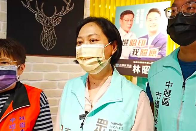 民眾党桃园市长参选人赖香伶认为，蔡英文总统临时取消同框民进党桃园市长参选人林智坚的行程，事有蹊跷有切割意向。（赖香伶团队提供／蔡明亘桃园传真）