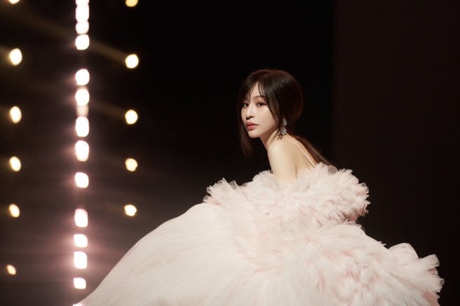 王心凌在《乘風破浪》五公上的solo秀宛如她的個人演唱會。(圖/ 芒果TV提供)