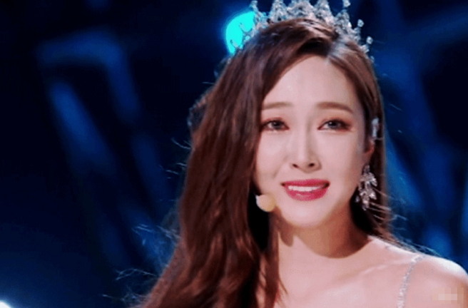 鄭秀妍（潔西卡）雖然人氣超旺，她隊內的女星張歆藝卻遭淘汰。(圖/ 摘自微博)