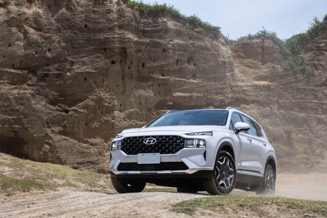 HYUNDAI Santa Fe GLTH-D拥有霸气的外观，也具备扎实的四轮驱动功能，售价187.9万元。（陈大任摄）