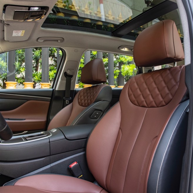 深层舒压双前座椅及全景天窗。（陈大任摄）