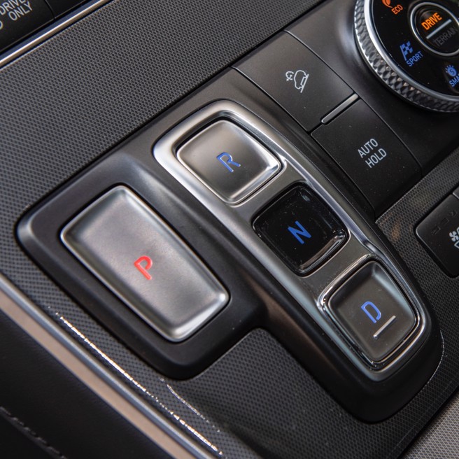 线传排檔系统，檔位为按键式。（陈大任摄）