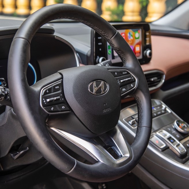 三幅式多功能方向盘。（陈大任摄）