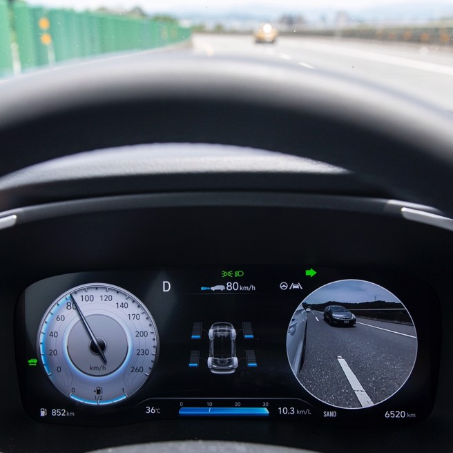 打方向灯时，仪表可显示左、右（见图）后方路况。（陈大任摄）