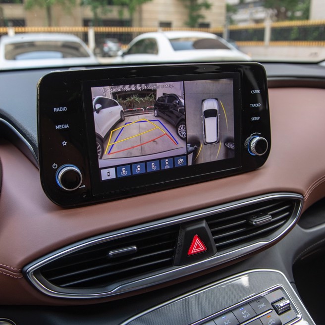 停车辅助系统会自动切换车头前方视野。（陈大任摄）