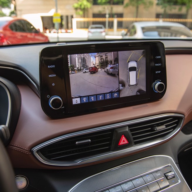 停车辅助系统会自动切换车头前方视野。（陈大任摄）