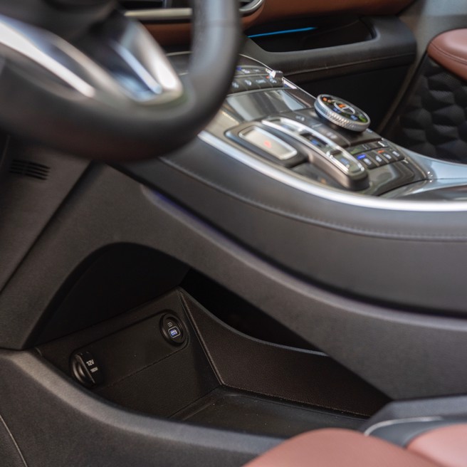 中央鞍座下方有宽敞的置物空间及2个USB充电插孔。（陈大任摄）