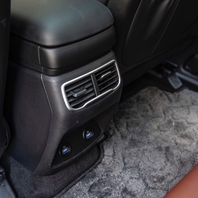 第二排座椅前方有空调出风口及2个USB充电插孔。（陈大任摄）