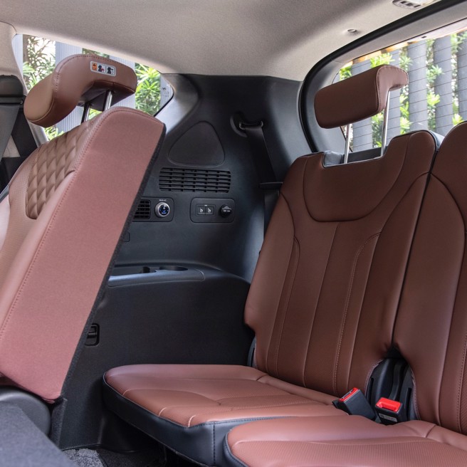 第三排座椅在不用时可向前折迭收纳。（陈大任摄）