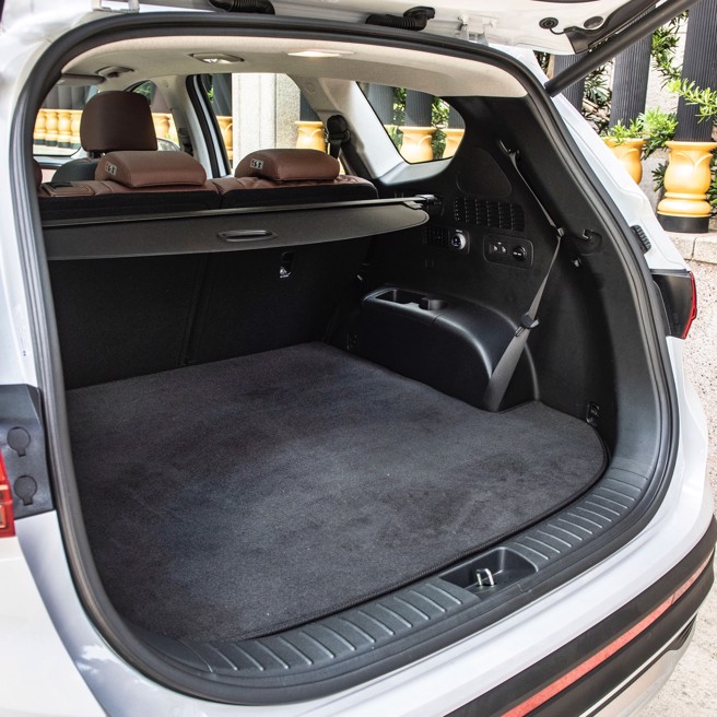 行李厢空间平整，方便载运各式物品。（陈大任摄）