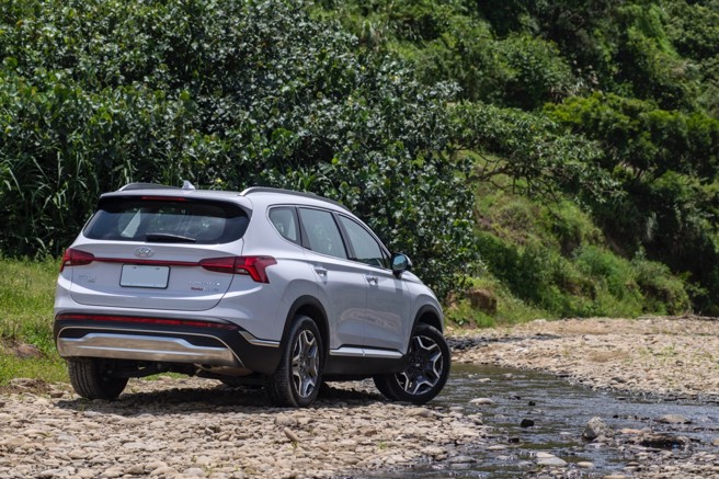 车尾贯穿式尾灯颇具未来感。（陈大任摄）