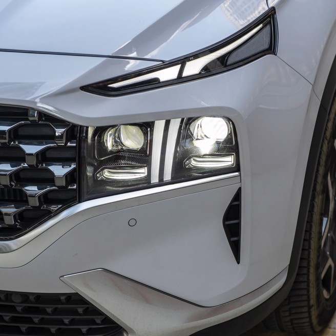 LED头灯组可提供极佳的日间识别及夜间照明。（陈大任摄）