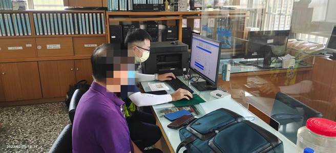 廖男接到诈骗集团电话害怕自己的4200万元积蓄沦为不法所得，急忙到派出所求证。（翻摄照片／张亦惠台中传真）