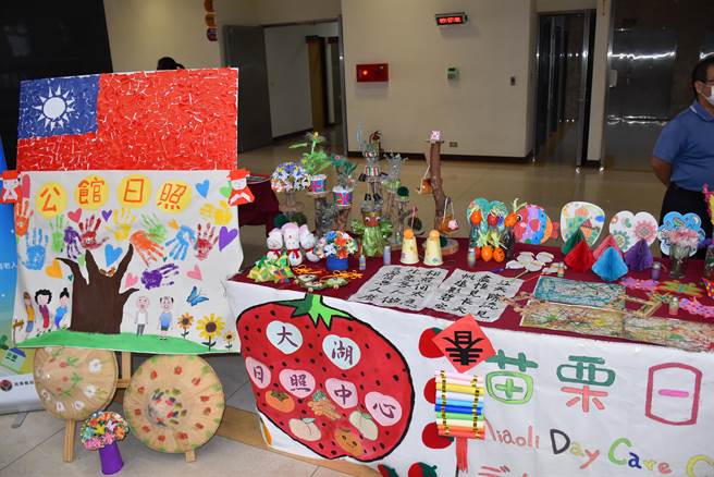 苗栗县政府设置社区日照机构，目前已完成了16家，29日在县府展示工作成果。（谢明俊摄）