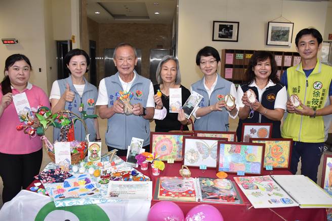 苗栗县长徐耀昌29日颁奖表扬16家日照机构，并参观各日照中心成果。（谢明俊摄）