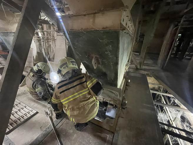 台南市消防戒護人員到場施救掉入飼料桶的員工。（台南市消防局提供／程炳璋台南傳真）