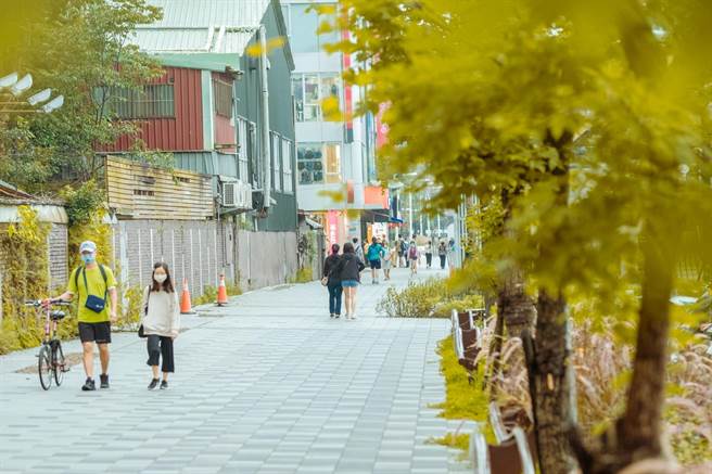 新北市近年積極營造板橋府中美學示範基地計畫，經發局近期推出「亮點美學店家」活動，不過該計畫僅提供10名店家獎金，地方質疑效益不大。經發局表示，已有超過50間店家參與徵選計畫，市府未來將會提供一系列振興店家活動，盼帶動府中人潮。（新北市經發局提供）