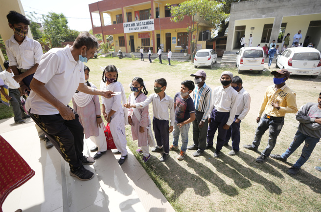 印度一所知名學校發生官員僅用一支針筒幫30名學生打疫苗的離譜事件。(示意圖，非事發校園／shutterstock)