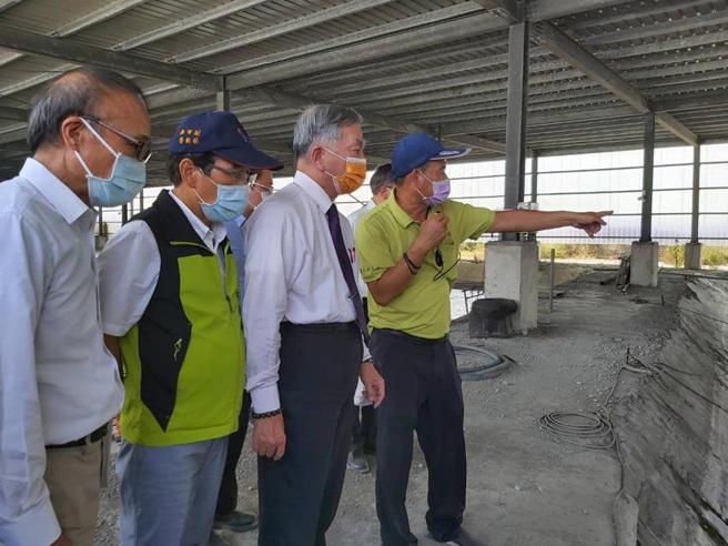 （行政院副院長沈榮津（右二）29日由高雄副市長林欽榮（左二）陪同，參訪高雄市首座漁電共生案場「凱亞養殖能源公司」。圖／高雄海洋局提供）