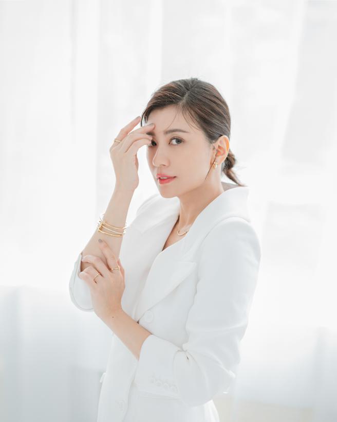 賈靜雯以一身俐落簡約的白色套裝搭配Tiffany人氣珠寶T1系列，疊戴手環和戒指，充滿個性美。（Tiffany & Co.提供）