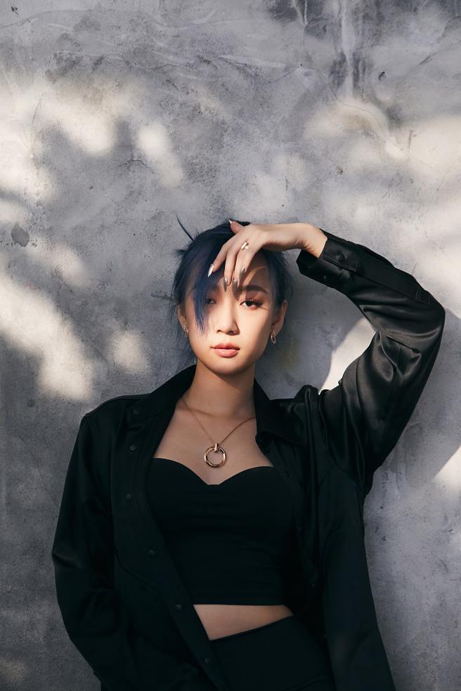 在舞台上魅力十足的吳卓源佩戴Tiffany人氣珠寶T1系列，更添性感。（Tiffany & Co.提供）