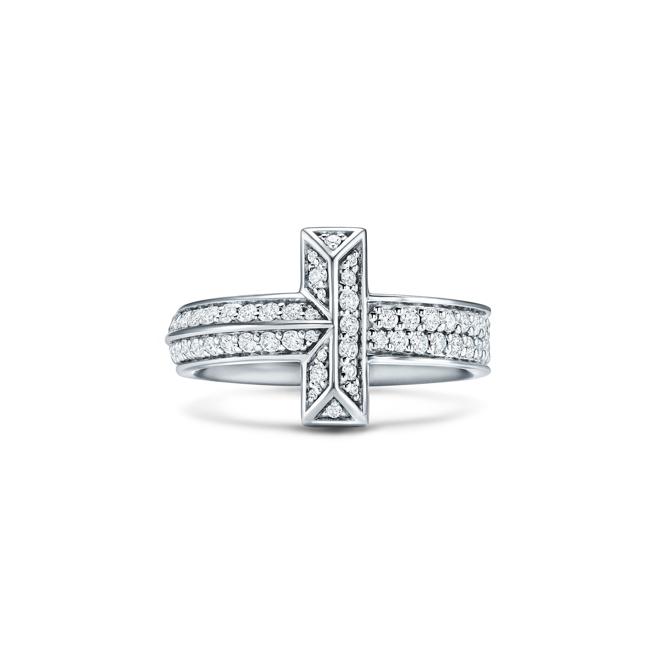 Tiffany T1白金寬版鋪鑲鑽石戒指，19萬8000元。（Tiffany & Co.提供）