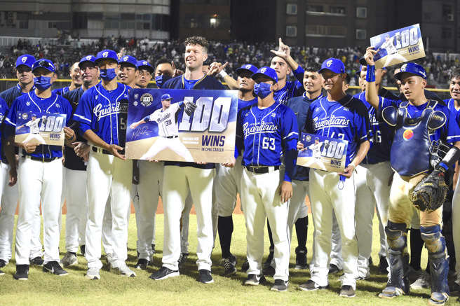 富邦悍将洋投罗力上周欢庆中职百胜达阵。（富邦悍将提供）