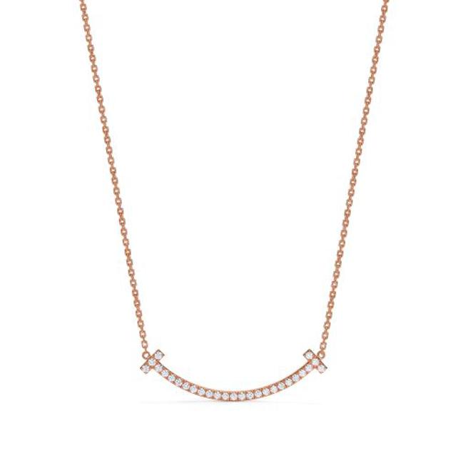 Tiffany T Smile玫瑰金鑲鑽項鍊，18萬5000元。（Tiffany & Co.提供）