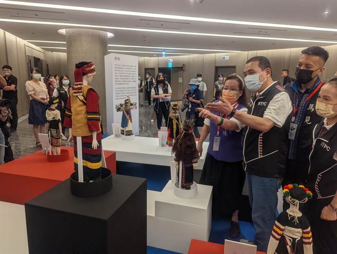 新北市原住民族文化会议首度扩大邀请原住民族各界代表约200人，在淡水区将捷金郁金香酒店隆重召开，为期二天，新北市长侯友宜表示，这个会议最主要是凝聚族群领导人的共识，来针对族语、岁时祭、传统工艺、文化创新不断的去延续下去。(黄敬文摄)